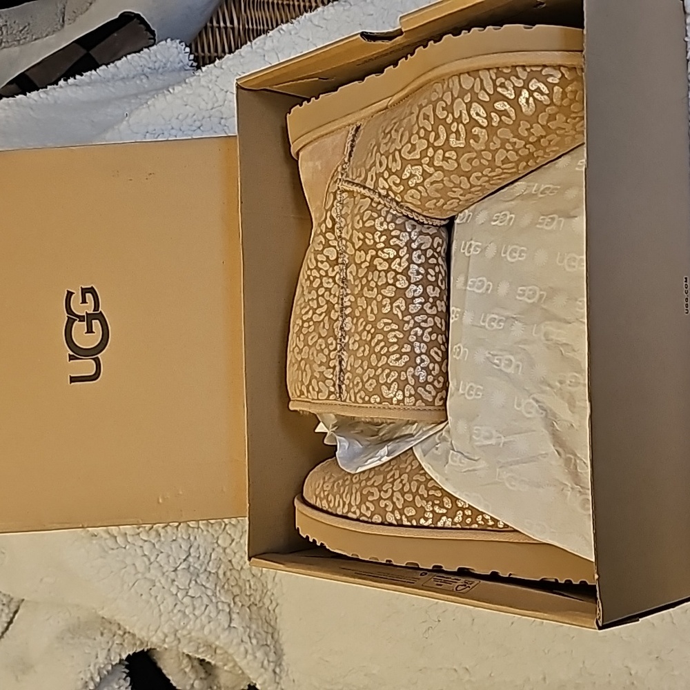 UGGS BOOTS